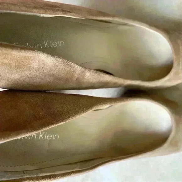 Calvin Klein Elita stacked, pointy toe, tan suede high heels; size 8.5 - Picture 2 of 5